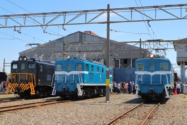 DEL_10_電気機関車_並び - コピー.jpg